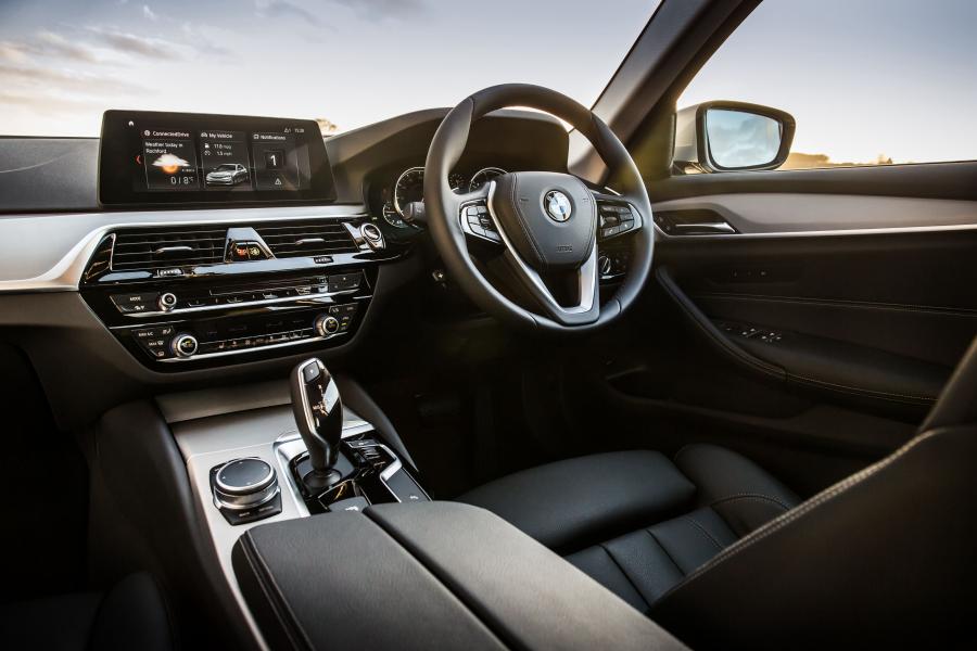 Интерьер BMW 520d SE Sedan 2017 года  (UK) (фото 18 из 18)